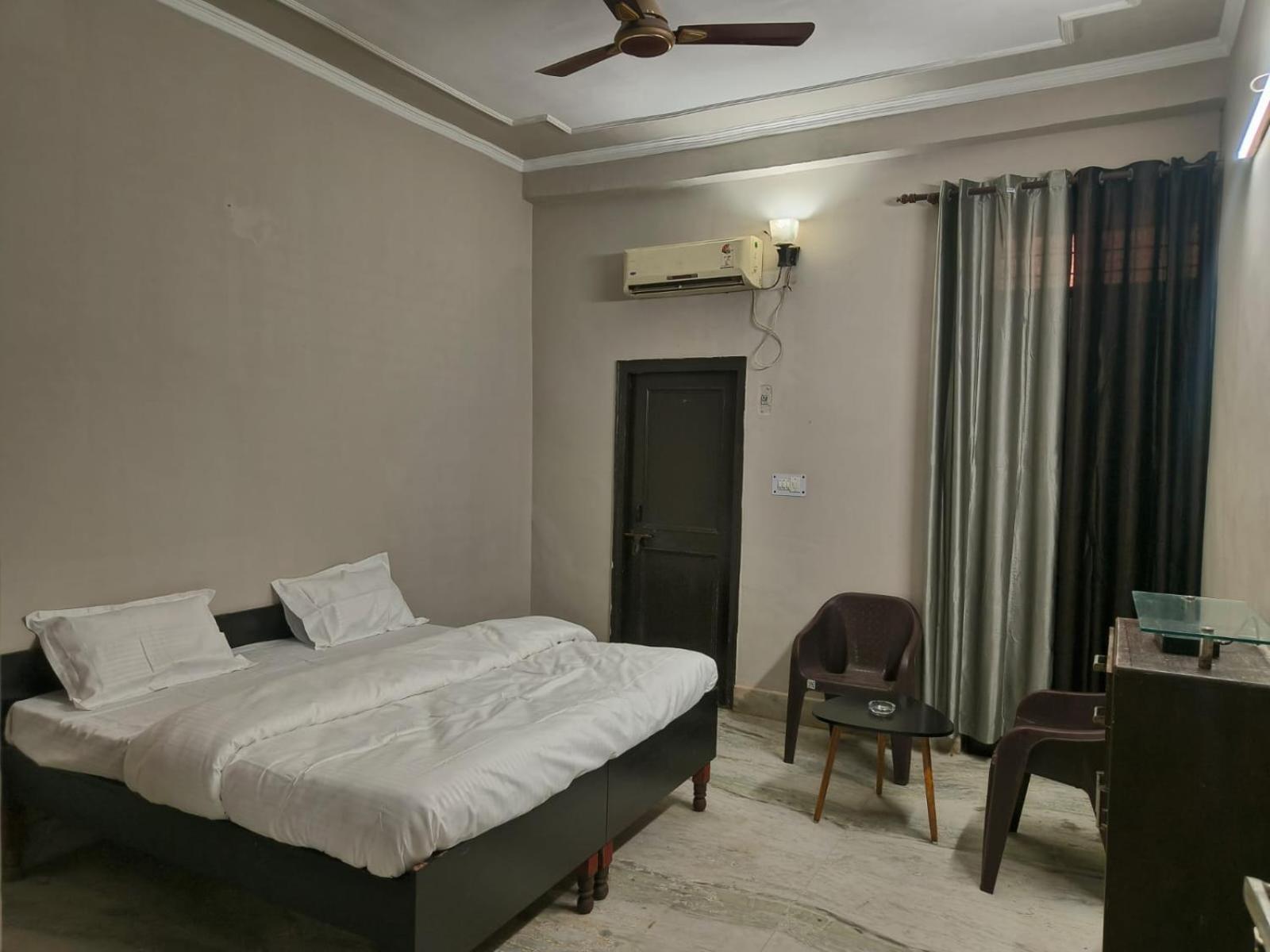 Play-Sunflower Omega-1 Couple Friendly Greater Noida Eksteriør bilde