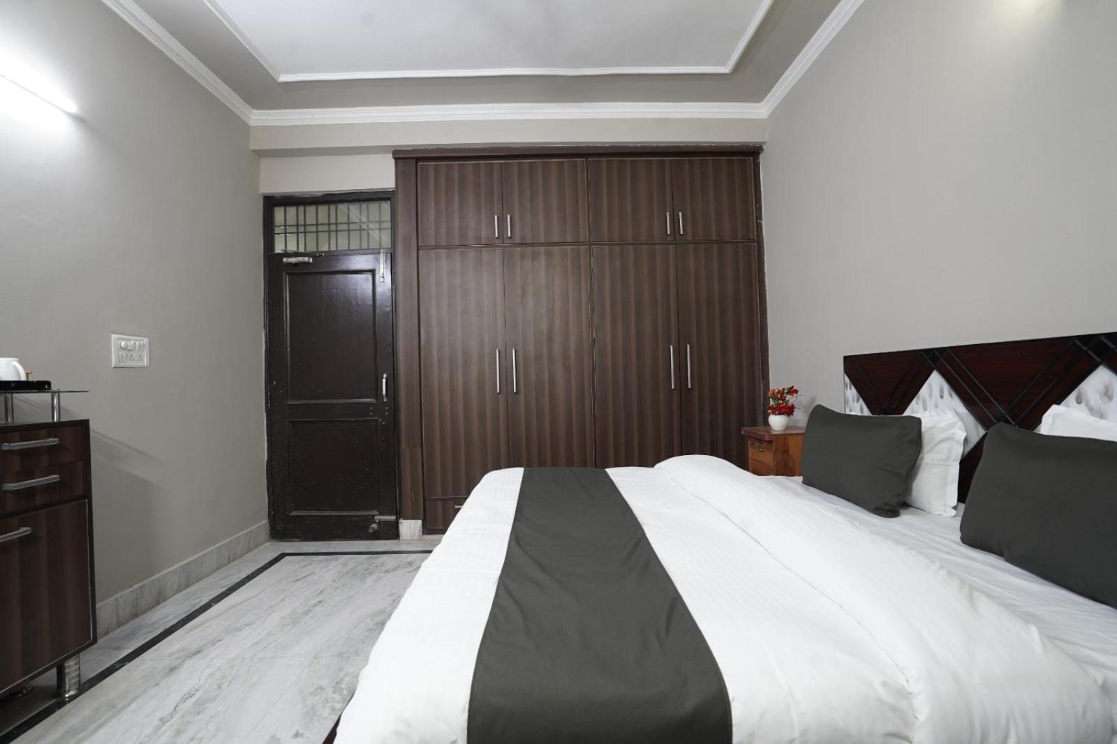 Play-Sunflower Omega-1 Couple Friendly Greater Noida Eksteriør bilde